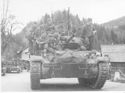 [Thumb - 20180323_Commandos hitch a ride on a Sherman tank.jpg]